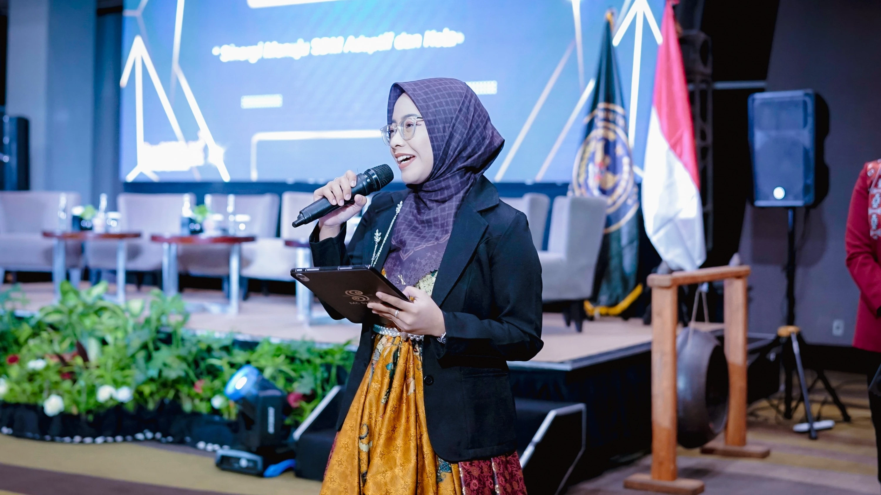 Syaidah saat membawakan Konferensi & Forum