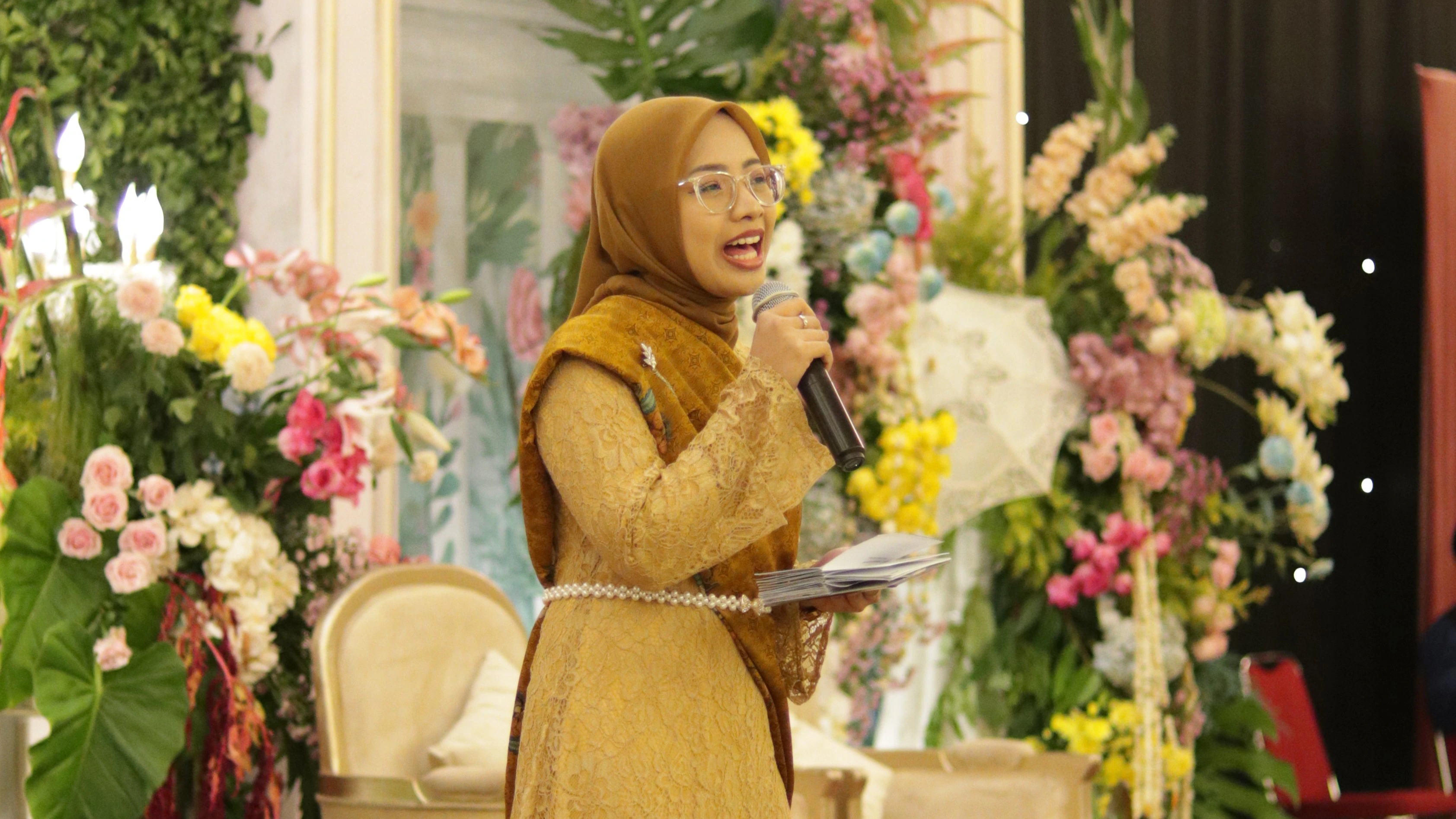 Syaidah saat membawakan Acara Pernikahan